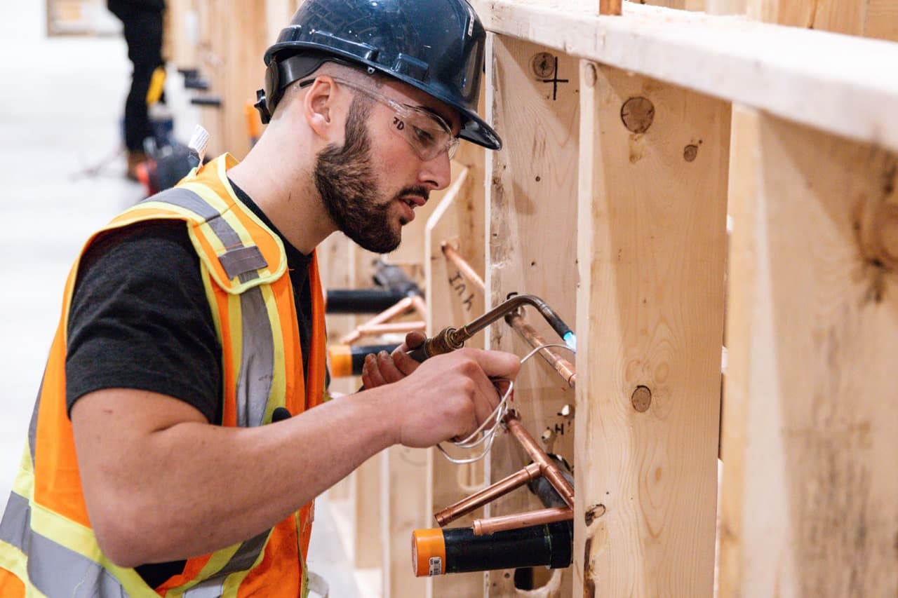 Trade Schools in Hawaii vs. Traditional Colleges: What’s Best for You?