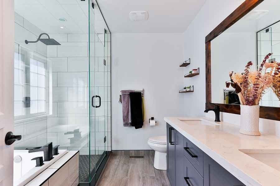 Elegant Showers with Stunning Glass Finishes