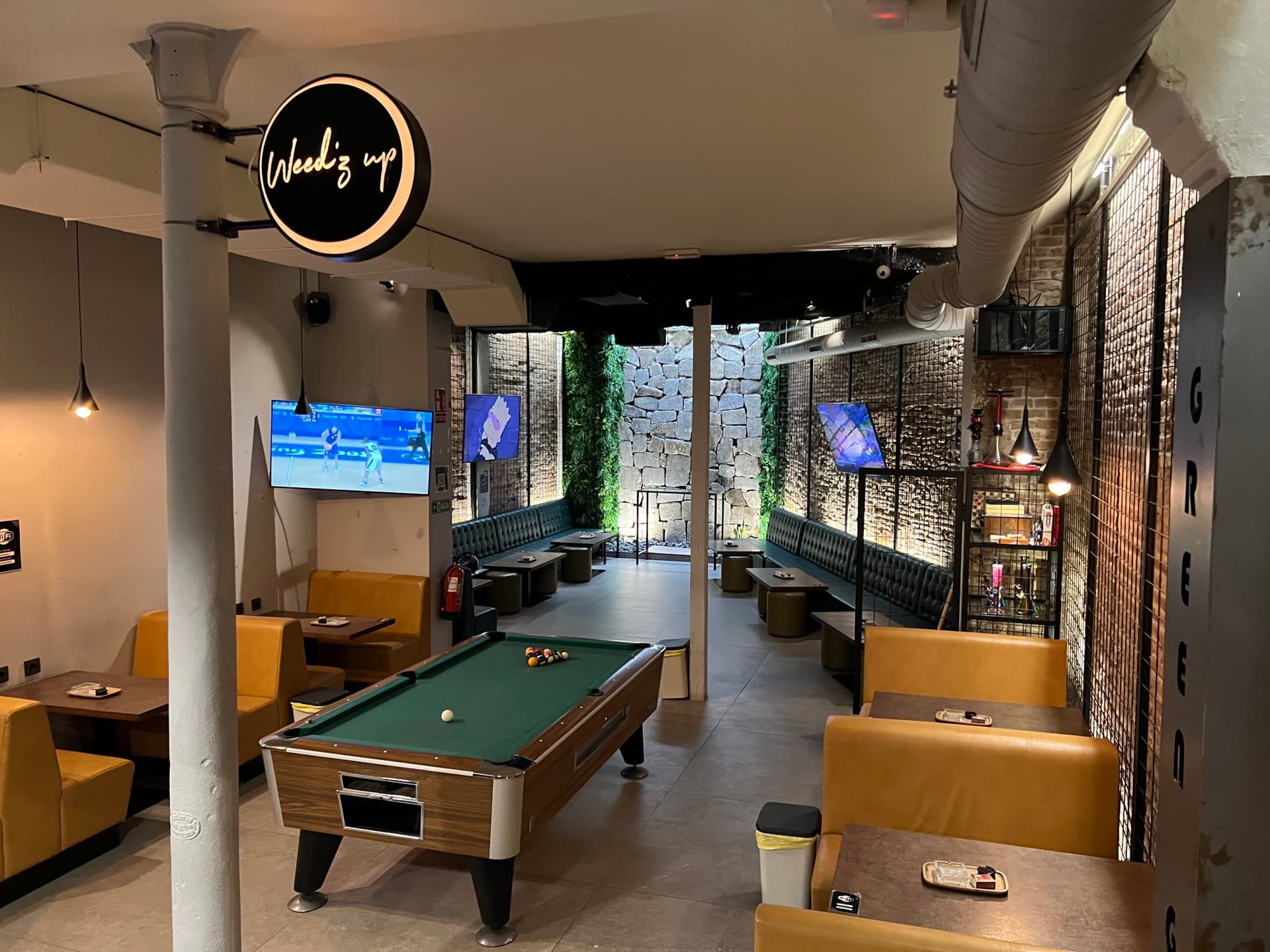 Atmosphere and Quality Inside a Weed Club Madrid