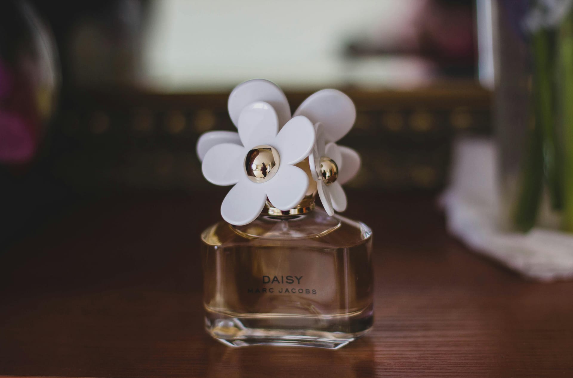 What Makes Alien Perfume So Unique? Note-by-Note Guide