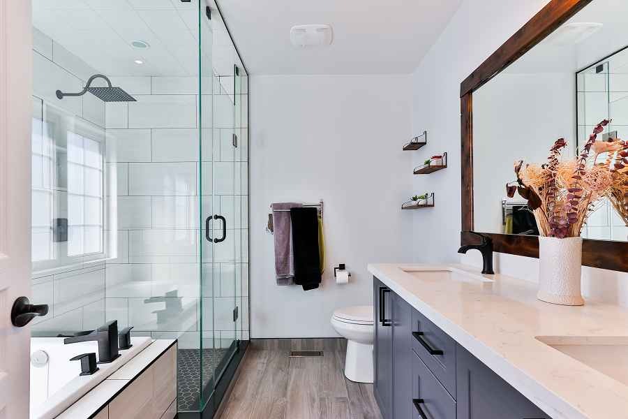 Elegant Showers with Stunning Glass Finishes